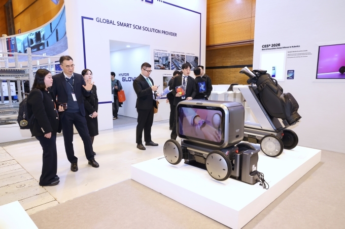 AW2026 전시장 내 현대차·기아 로보틱스랩 부스에서 관람객들이 모베드 콘셉트 모델을 둘러보는 모습.