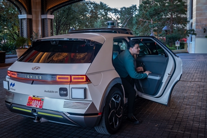 모셔널 아이오닉 5 로보택시에서 하차하는 승객