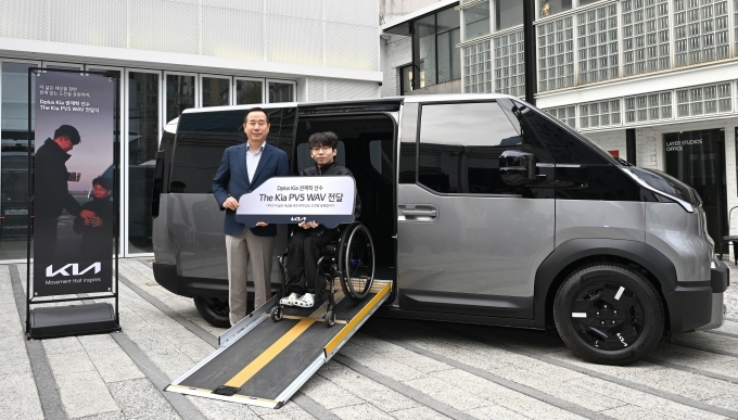 기아 언플러그드 그라운드에서 진행된 'PV5 WAV' 전달식에서 기아 국내사업본부장 정원정 부사장(왼쪽), 권재혁 선수(오른쪽)가 기념 촬영을 하고 있다.