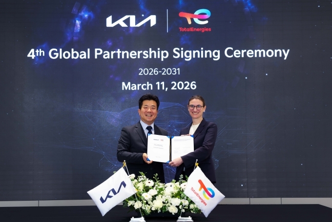 경기 용인시 오산교육센터에서 개최한 기아-토탈에너지스 글로벌 파트너십 계약연장 체결식에서 두 회사 임원들이 기념 촬영을 하고 있다. 사진 왼쪽부터 기아 황동환 오너십관리사업부장, 토탈에너지스 엘로디 루스(Elodie Luce) 자동차부문 부사장.