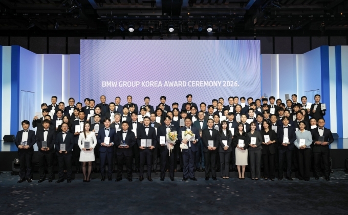 지난 18일 서울시 강남구 그랜드 인터컨티넨탈 서울 파르나스에서 열린 ‘BMW 그룹 코리아 어워드 2026'에서 각사 주요 임직원 및 시상자들이 기념촬영을 하고 있다.