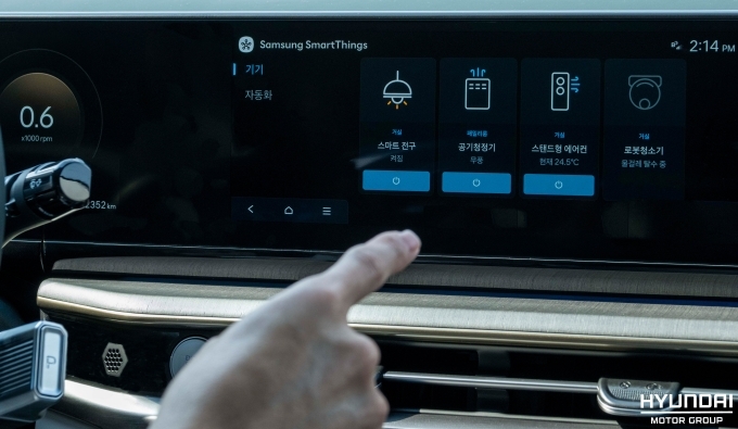 차량의 인포테인먼트 시스템을 통해 카투홈 서비스를 이용하는 모습