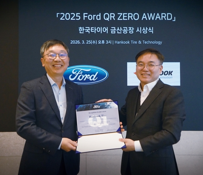 (좌측부터) 한국타이어앤테크놀로지 오상현 금산공장장 전무, Ford Motor Company 이굉찬 상무