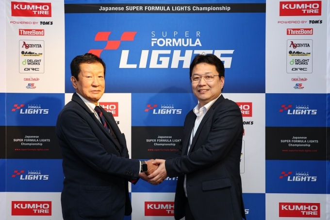 (오른쪽부터) 금호타이어 영업기획부문장 겸 일본법인장 이두희 상무와 SFL 어소시에이션 미즈노 대표이사가 후원 조인식을 실시하며 사진 촬영을 하고 있다.