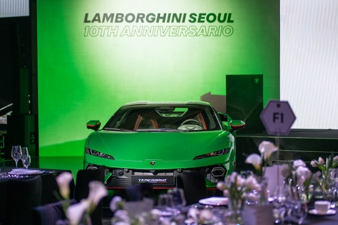 람보르기니 서울 10주년 갈라 디너 현장에서 고성능 플러그인 하이브리드(PHEV) 모델 ‘테메라리오’가 전시되어 있다.