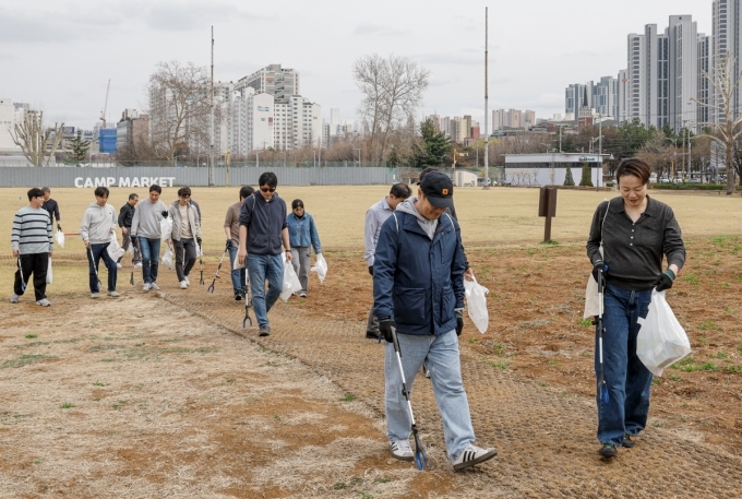 인천 부평구 캠프마켓에서 플로깅 캠페인에 참여하고 있는 GM 한국사업장 임직원들과 산곡노인문화센터 회원들