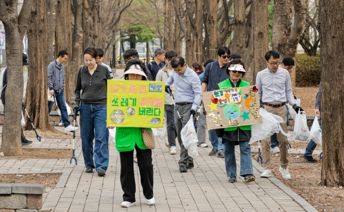 인천 부평구 부평공원에서 플로깅 캠페인에 참여하고 있는 GM 한국사업장 임직원들과 산곡노인문화센터 회원들