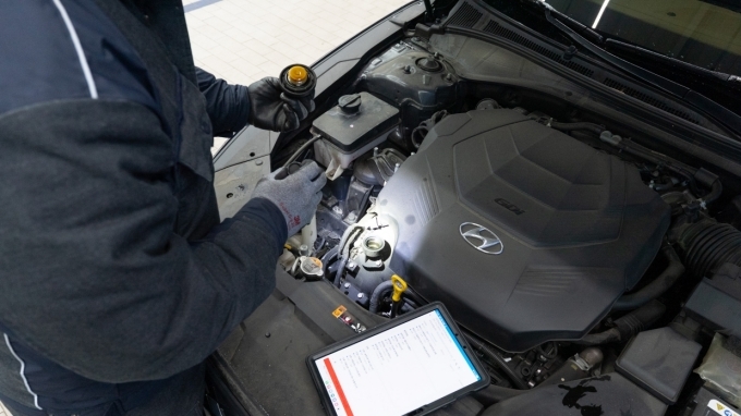 리본카의 전문 정비사가 내시경 카메라를 이용해 출고되는 차량 상태를 정밀 점검하고 있다. (이미지 제공=리본카)