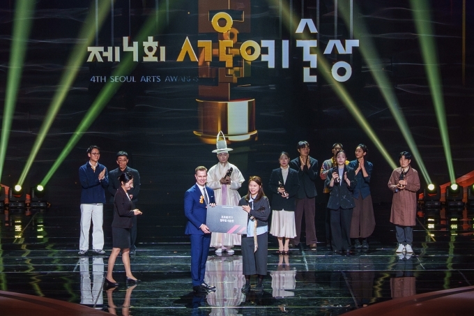 '포르쉐 프런티어상' 수상자 김세은(시각 부문, 타면 나타나는 굴)