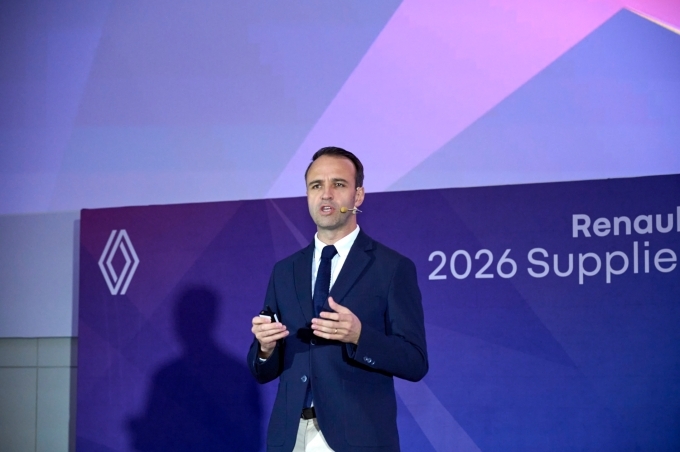 니콜라 파리 르노코리아 사장이 '2026 서플라이어 컨퍼런스'에서 발표를 하고 있다.