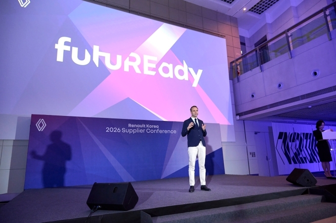 니콜라 파리 르노코리아 사장이 '2026 서플라이어 컨퍼런스'에서 발표를 하고 있다.