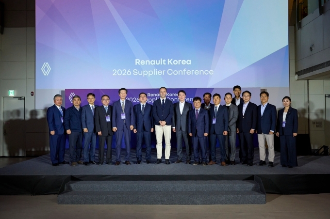 니콜라 파리 르노코리아 사장과 주요 참석자들이 '2026 서플라이어 컨퍼런스'에서 기념 사진을 촬영하고 있다.