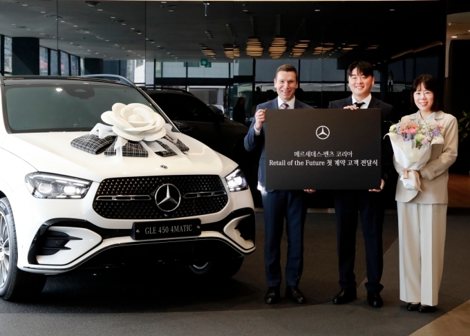 (왼쪽부터) 마티아스 바이틀 메르세데스-벤츠 코리아 대표이사와 RoF 1호 차량을 인도받은 안욱주 고객과 조영옥 고객이 메르세데스-벤츠 구리 전시장(HS효성더클래스)에서 기념촬영을 하고 있다.