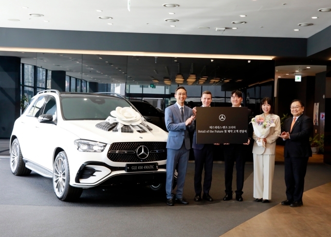 (왼쪽부터) 김은중 메르세데스-벤츠 코리아 제품 및 세일즈 부문 총괄 부사장, 마티아스 바이틀 메르세데스-벤츠 코리아 대표이사, RoF 1호 차량을 인도받은 안욱주 고객과 조영옥 고객, 노재봉 HS효성더클래스 대표이사가 메르세데스-벤츠 구리 전시장(HS효성더클래스)에서 기념촬영을 하고 있다.